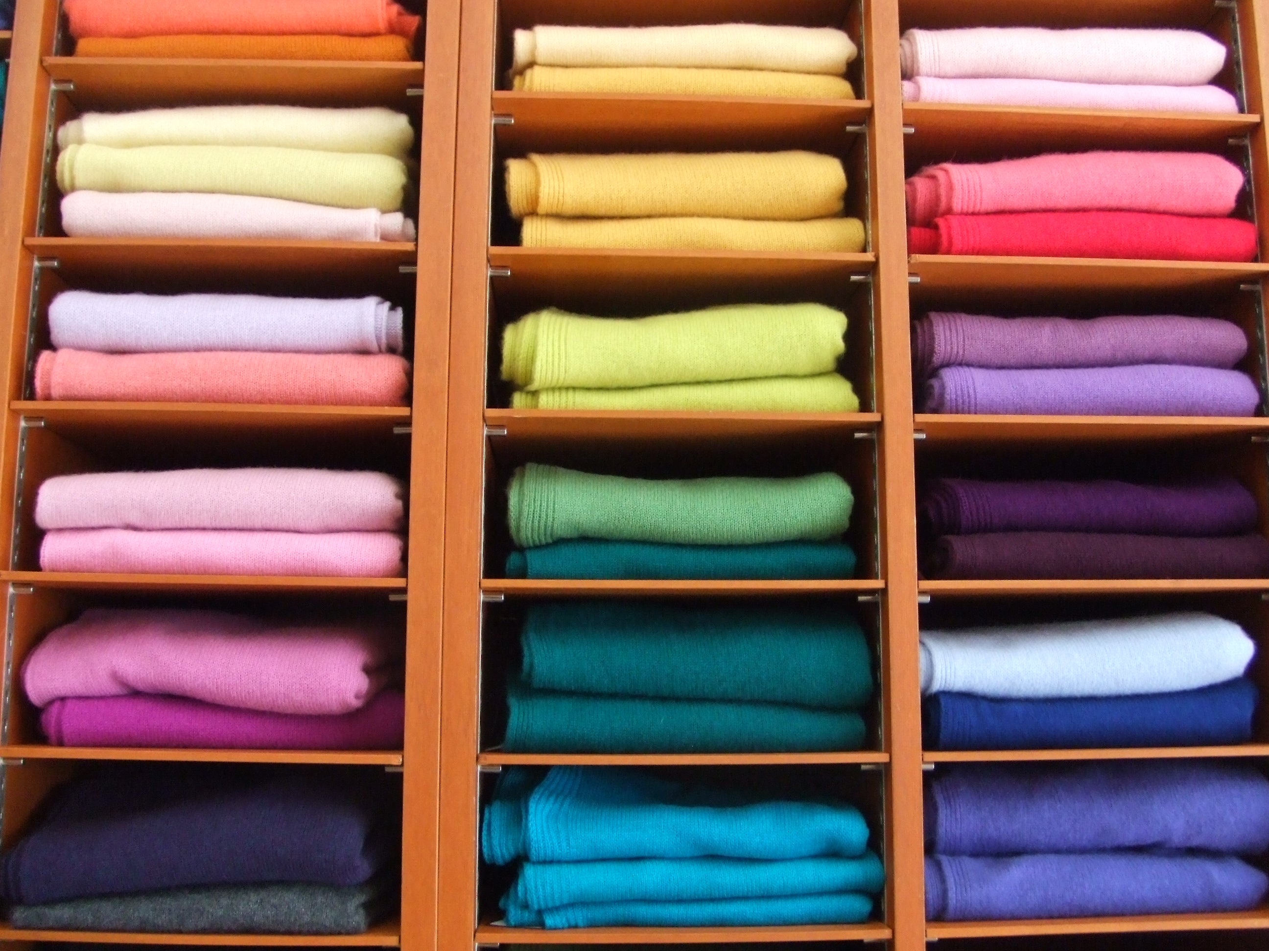 <!--⑰【カシミヤ独特の繊細な色】 繊細な繊維の光の反射で生まれる色合い-->Delicate colors unique to cashmere Colors produced by the reflection of light on the delicate fibers