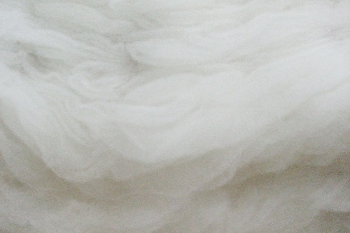 <!-- カシミヤが生まれるまで④ 整毛 -->Creating Cashmere Fluffy④ The "Seimou" Process